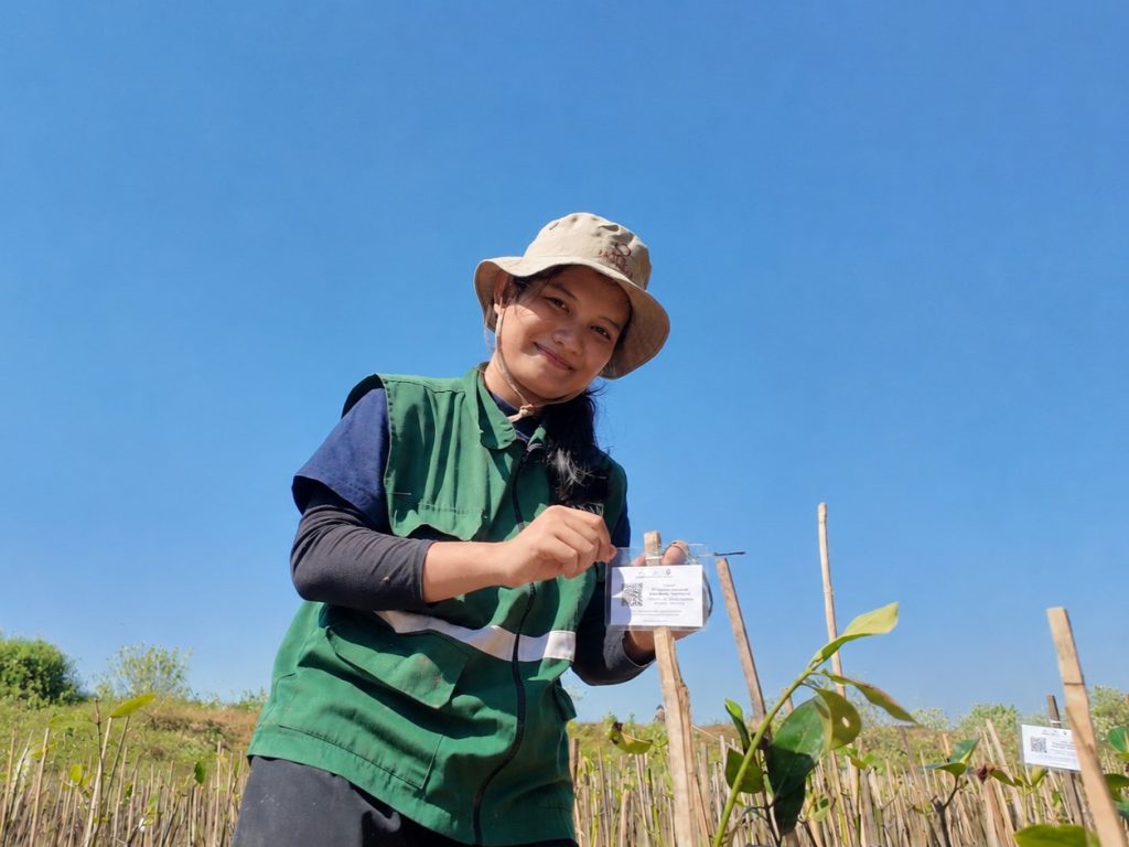Penanaman mangrove Semarang sebanyak 61 bibit melalui Program Beli Ecobag Tanam Pohon di SMC Jateng