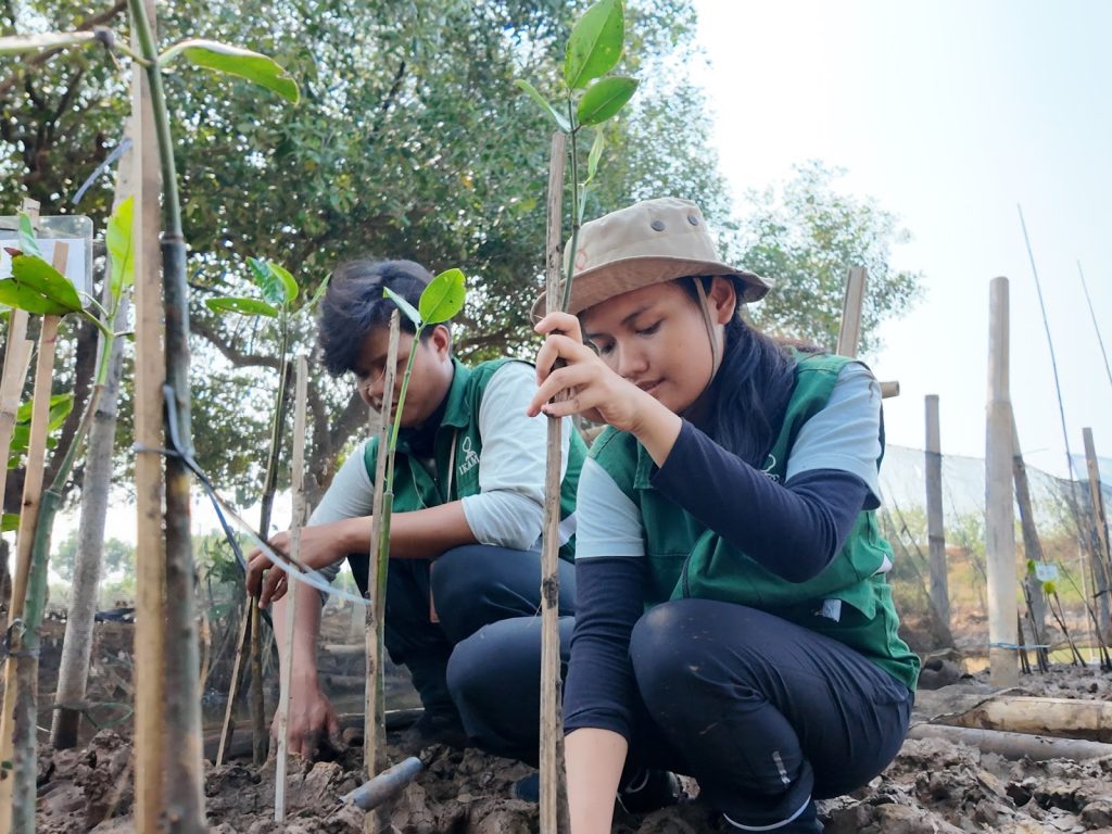 Adopsi Mangrove empat bibit untuk merayakan pencapaian M. Dihya Aby Abdi Manaf COC Season 3 di SMC Jateng, Semarang.