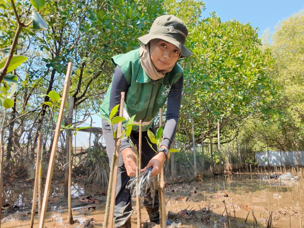Adopsi Mangrove 128 bibit untuk merayakan ulang tahun Lee Leo ALD1 dan Jimmy Jitaraphol di SMC Jateng, Semarang.
