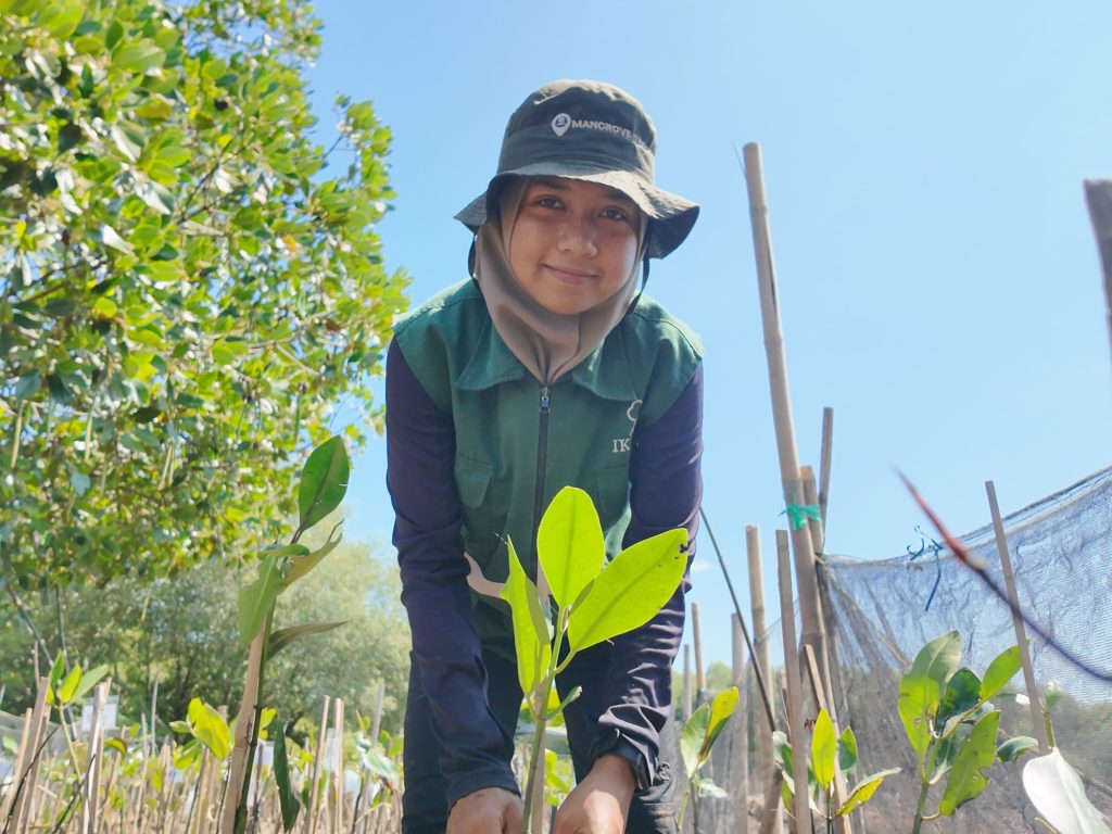 Adopsi Mangrove empat bibit untuk merayakan ulang tahun Rafael Nevan Prayogo dan Gilbert Liean Wu di SMC Jateng.