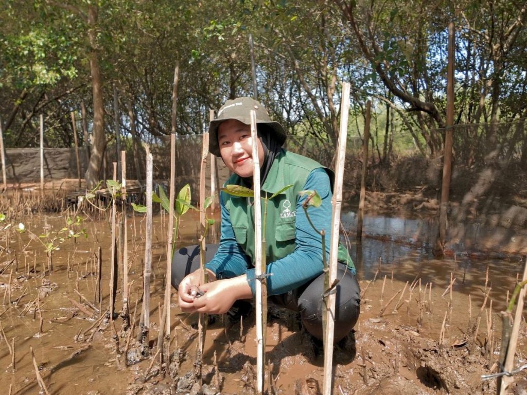 Hadiah ulang tahun berupa Adopsi Mangrove 12 bibit untuk penerima asal Jakarta, Wonogiri, dan Yogyakarta di SMC Jateng.